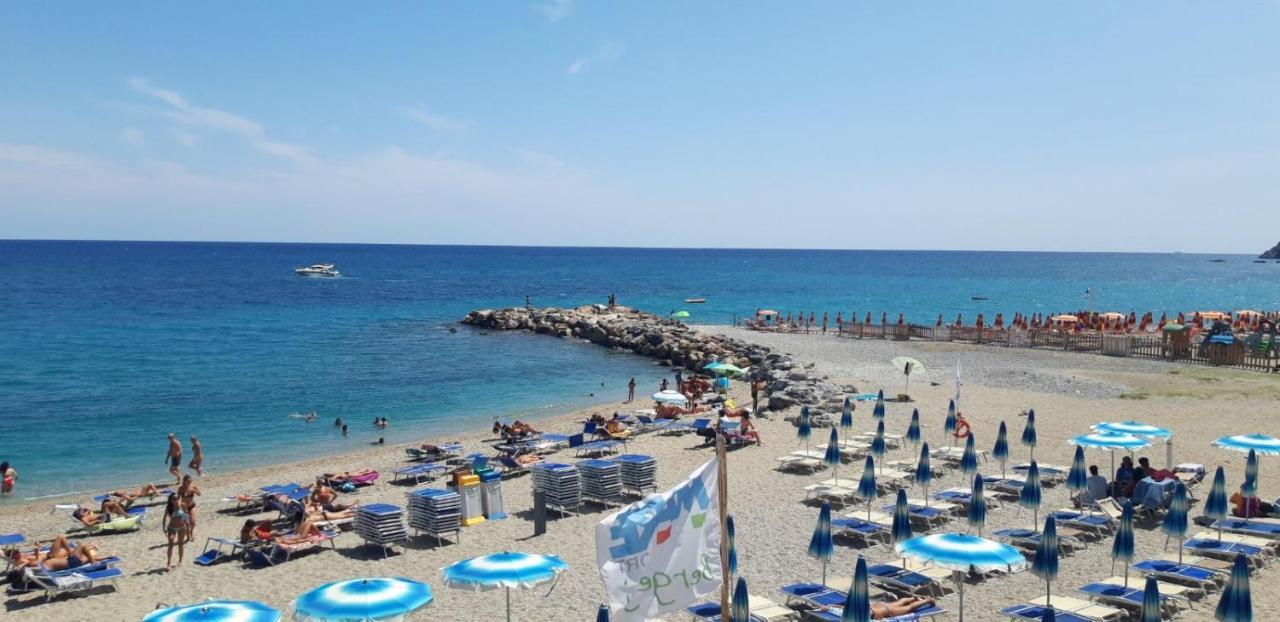 Апартаменты Una Finestra Sul Mare Monolocale Берджеджи Экстерьер фото