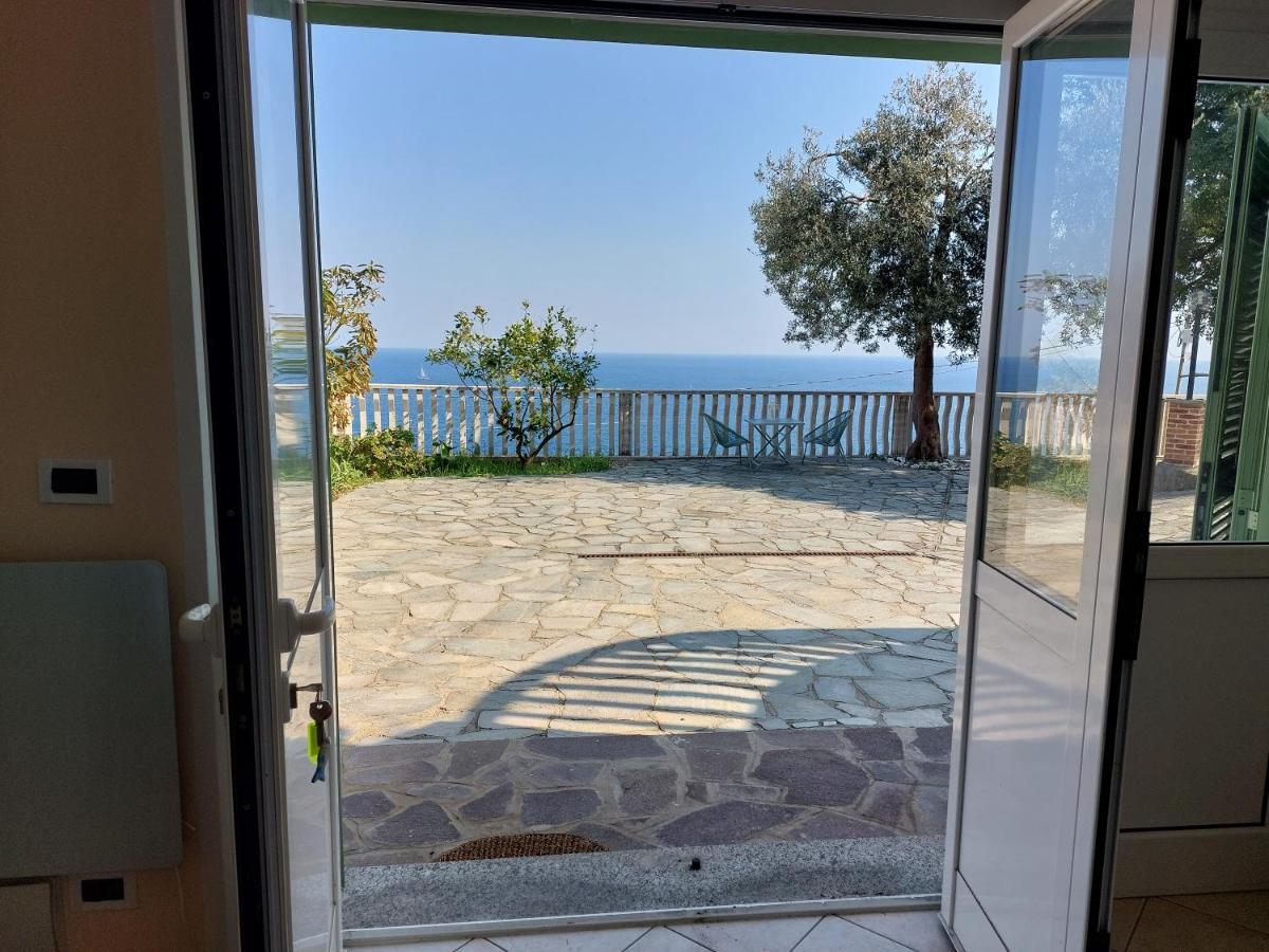 Апартаменты Una Finestra Sul Mare Monolocale Берджеджи Экстерьер фото