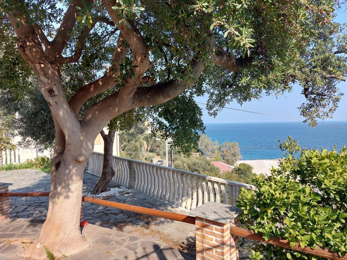 Апартаменты Una Finestra Sul Mare Monolocale Берджеджи Экстерьер фото