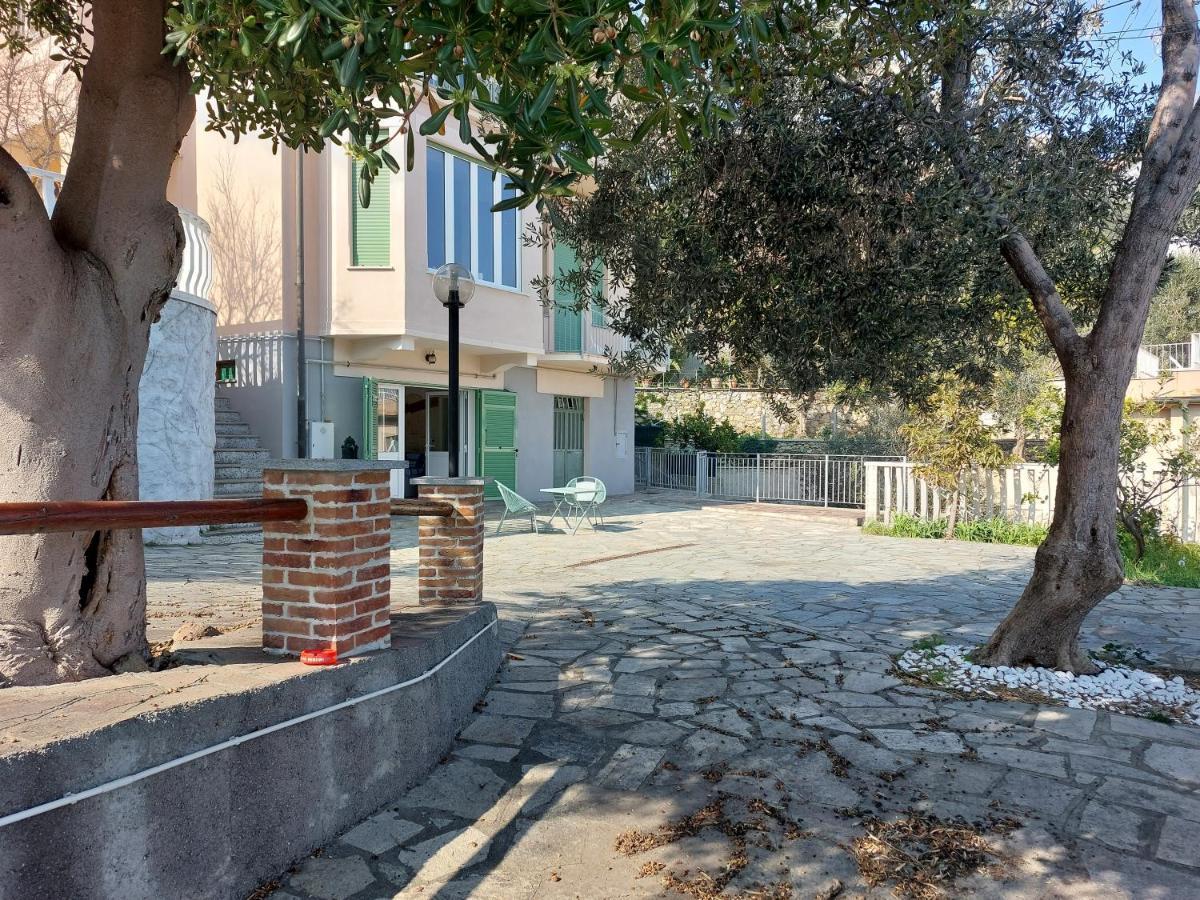 Апартаменты Una Finestra Sul Mare Monolocale Берджеджи Экстерьер фото