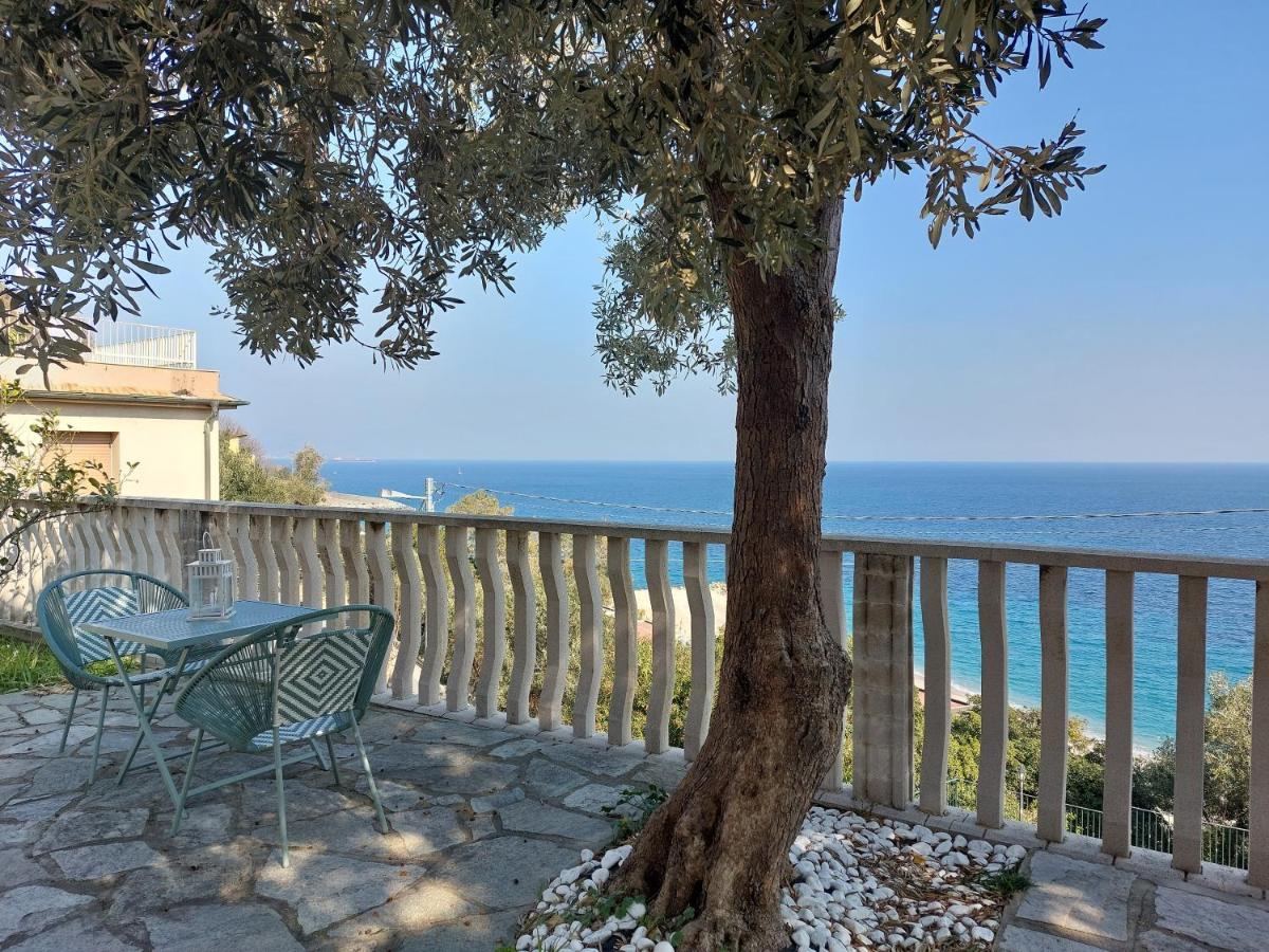 Апартаменты Una Finestra Sul Mare Monolocale Берджеджи Экстерьер фото